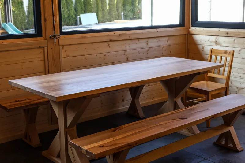 Frank's BBQ Hut – stół z ławkami