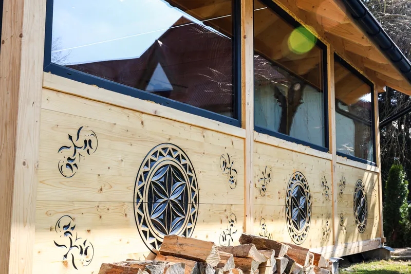 Frank's BBQ Hut – zdobienia góralskie