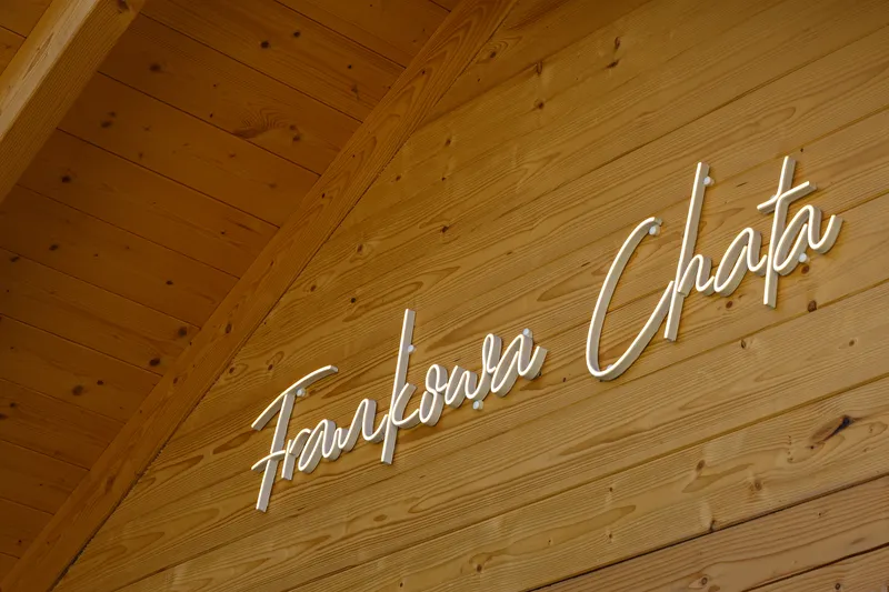 Frank's BBQ Hut – napis