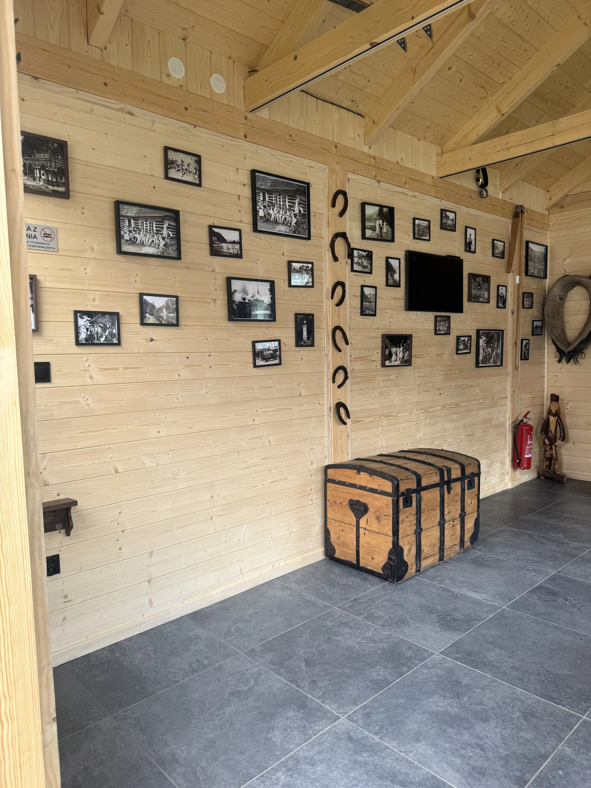 Frank's BBQ Hut – wnętrze z historycznymi zdjęciami