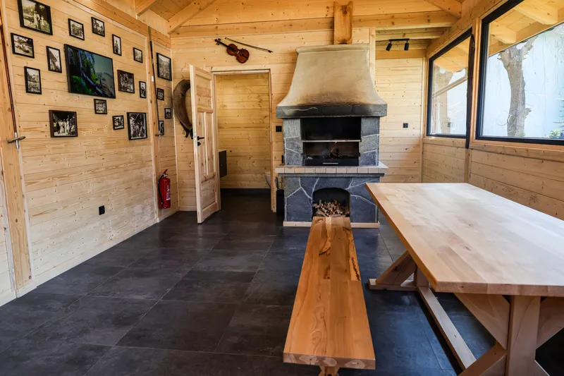 Frank's BBQ Hut – interior