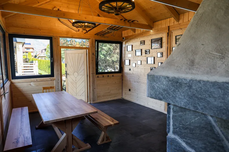 Frank's BBQ Hut – fireplace interior