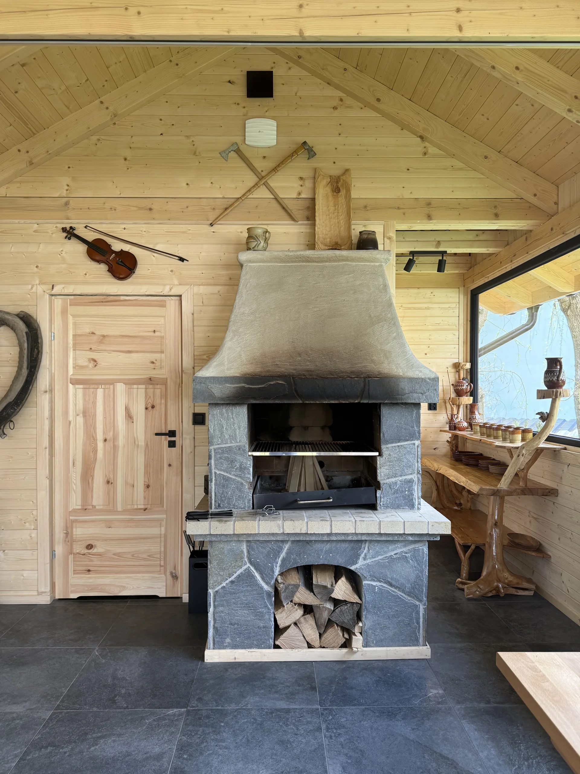 Frank's BBQ Hut – kominek i grill kamienny