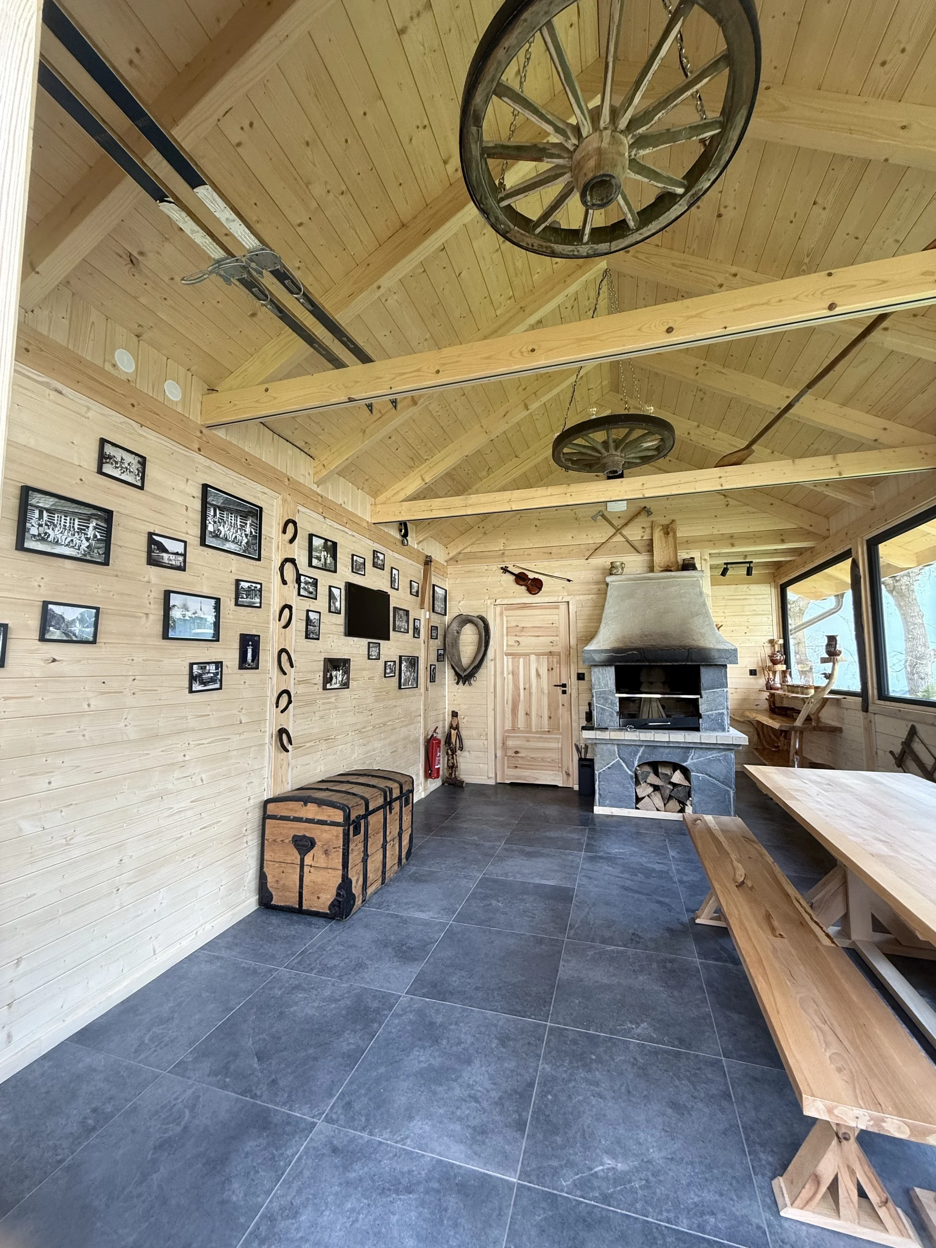 Frank's BBQ Hut – panorama wnętrza