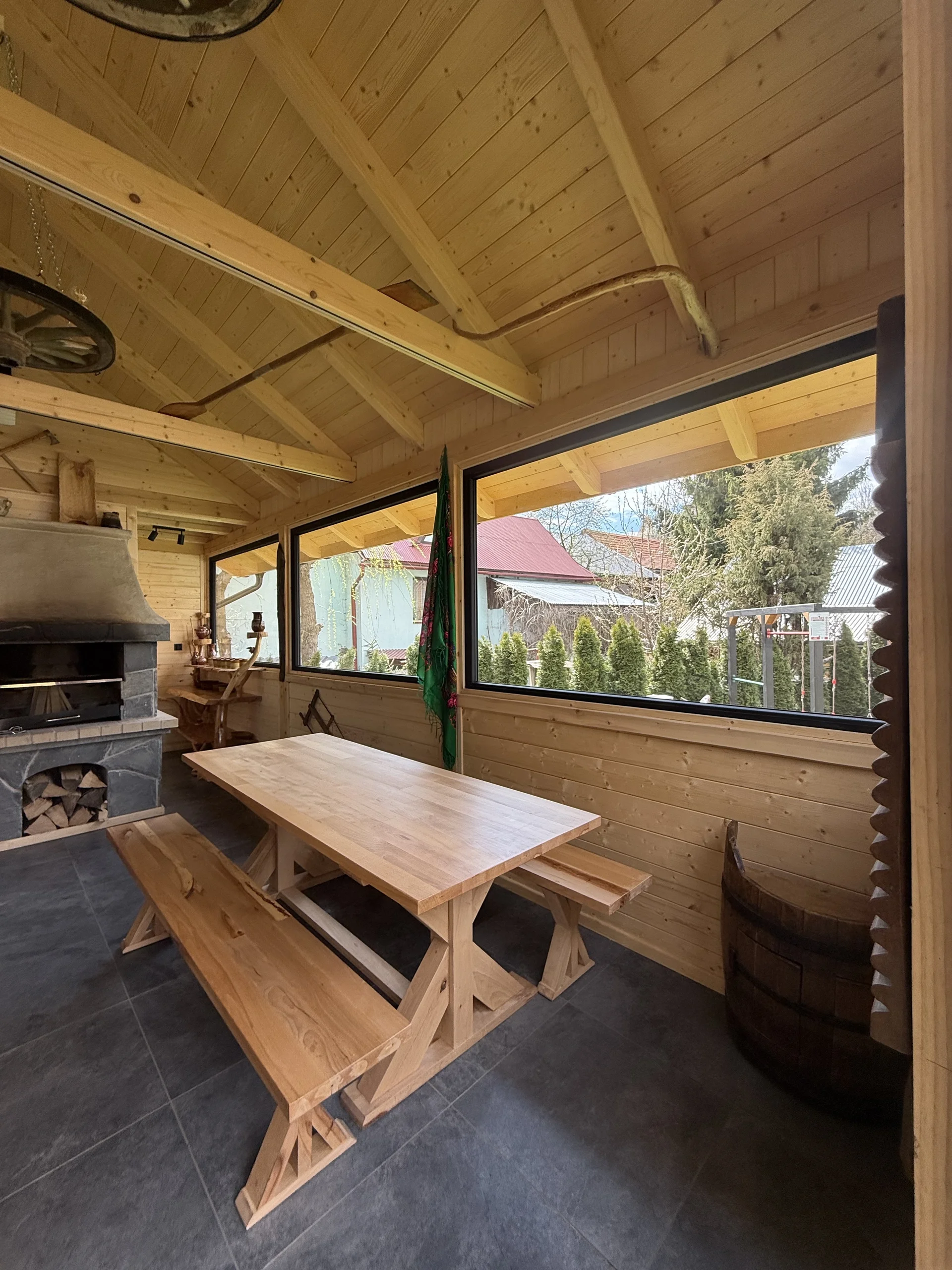 Frank's BBQ Hut – stół i ławki przy oknie
