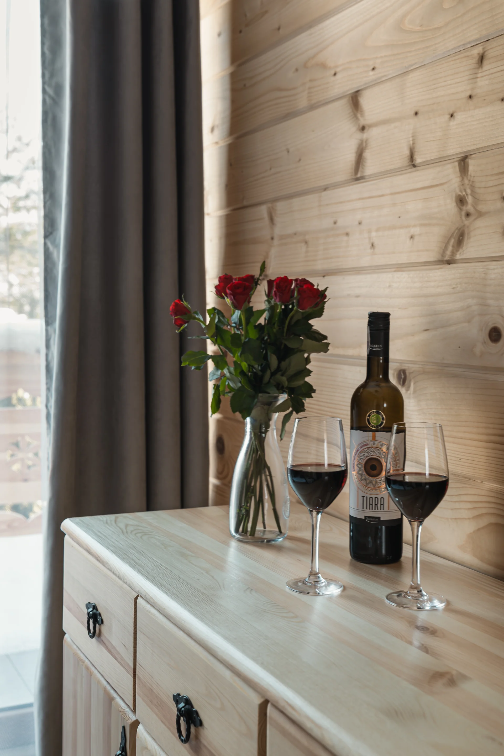 Detal – wino i róże